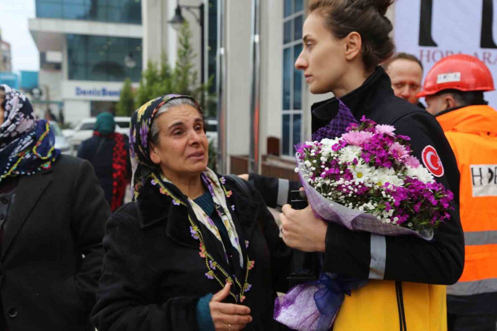 DEPREM BÖLGESİNDEN DÖNEN HAPAK EKİBİNE ARTVİN’DE DUYGUSAL KARŞILAMA