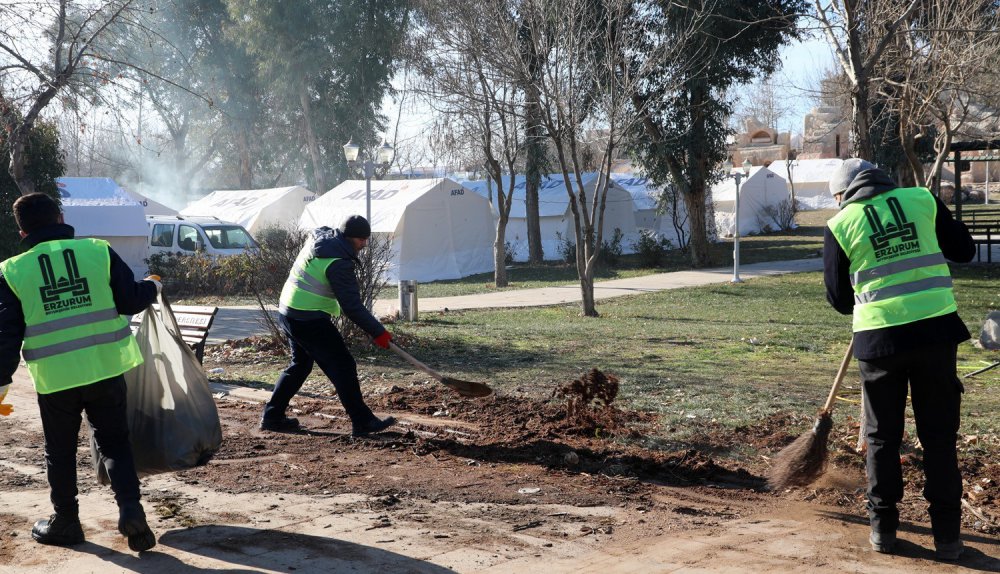 ERZURUM BÜYÜKŞEHİR BELEDİYESİ  TÜM AĞIR İŞ MAKİNELERİ, ALT VE ÜSTYAPI HİZMETLERİNDE KULLANILAN TEKNİK ARAÇ VE GEREÇLER, TEMİZLİK, YAPIM, BAKIM VE ONARIM GÖREVLİ PERSONELLERi İLE ADIYAMAN İLİNDE  YARALARI SARIYOR