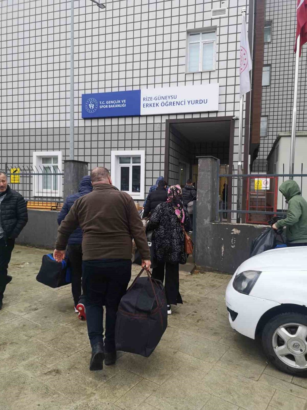 KAHRAMANMARAŞ MERKEZLİ GERÇEKLEŞEN DEPREMLERDE EVLERİ YIKILAN VE ZARAR GÖREN VATANDAŞLAR RİZE'DE YURTLARA YERLEŞTİRİLMEYE DEVAM EDİLİYOR