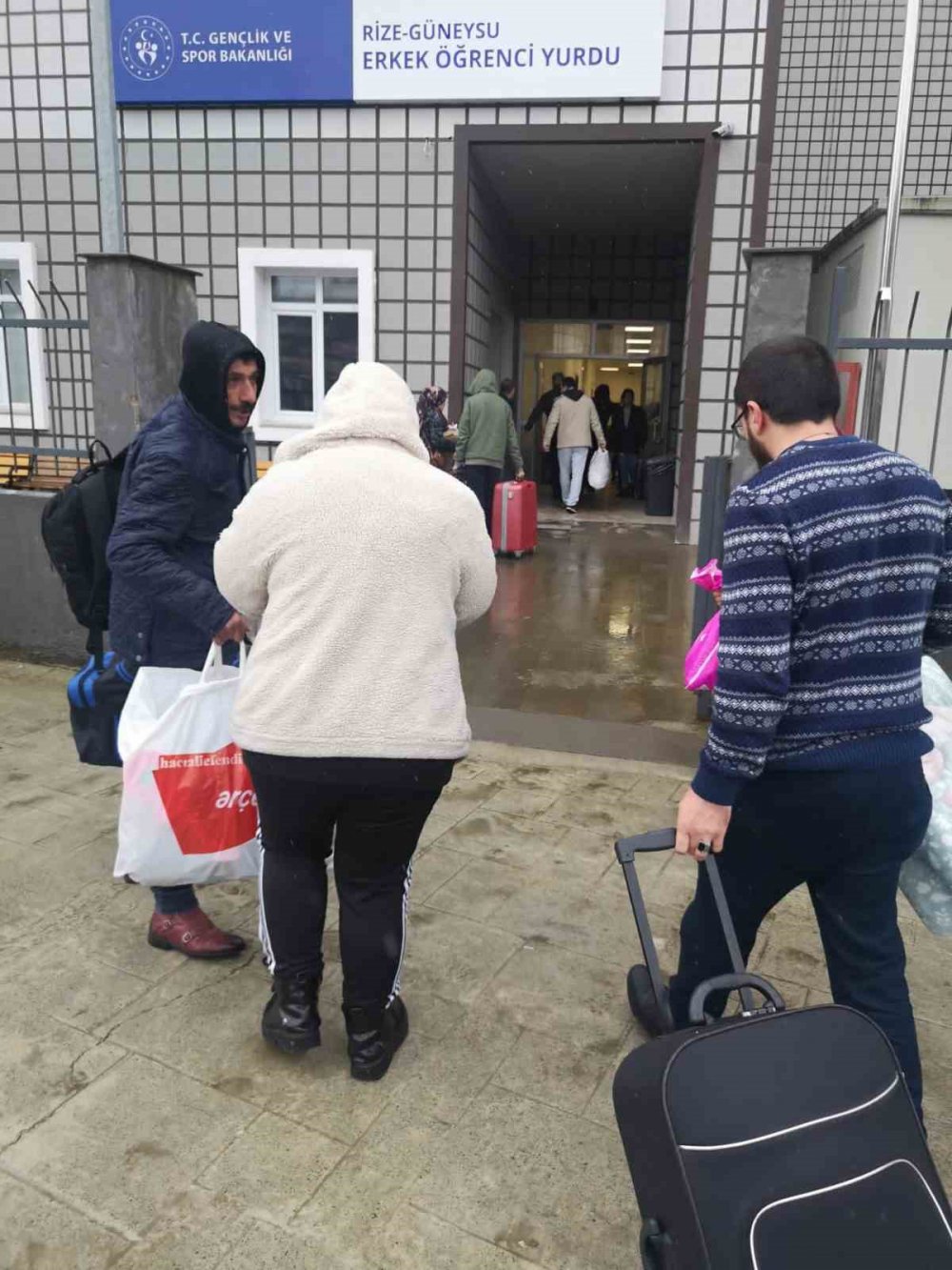 KAHRAMANMARAŞ MERKEZLİ GERÇEKLEŞEN DEPREMLERDE EVLERİ YIKILAN VE ZARAR GÖREN VATANDAŞLAR RİZE'DE YURTLARA YERLEŞTİRİLMEYE DEVAM EDİLİYOR