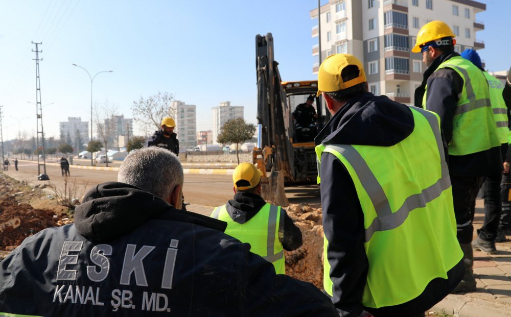 ERZURUM BÜYÜKŞEHİR BELEDİYESİ'NE BAĞLI ERZURUM SU VE KANALİZASYON İDARESİ (ESKİ) GENEL MÜDÜRLÜĞÜ EKİPLERİ, ASRIN FELAKETİNİN YAŞANDIĞI ADIYAMAN KENTİNİN ALTYAPISINI BAŞTAN AŞAĞI ONARIYOR