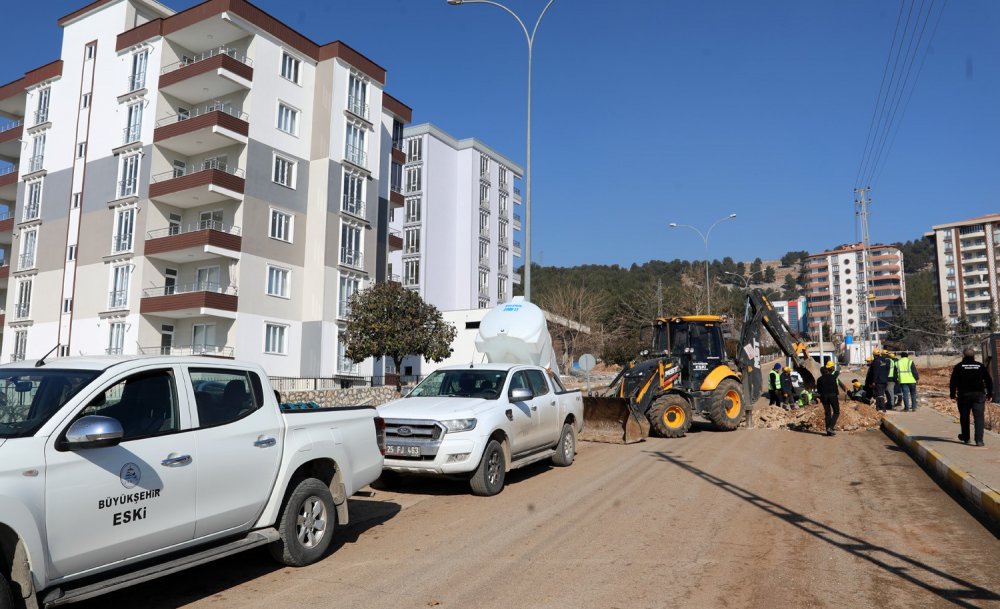 ERZURUM BÜYÜKŞEHİR BELEDİYESİ'NE BAĞLI ERZURUM SU VE KANALİZASYON İDARESİ (ESKİ) GENEL MÜDÜRLÜĞÜ EKİPLERİ, ASRIN FELAKETİNİN YAŞANDIĞI ADIYAMAN KENTİNİN ALTYAPISINI BAŞTAN AŞAĞI ONARIYOR