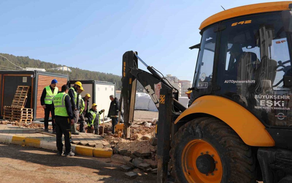 ERZURUM BÜYÜKŞEHİR BELEDİYESİ'NE BAĞLI ERZURUM SU VE KANALİZASYON İDARESİ (ESKİ) GENEL MÜDÜRLÜĞÜ EKİPLERİ, ASRIN FELAKETİNİN YAŞANDIĞI ADIYAMAN KENTİNİN ALTYAPISINI BAŞTAN AŞAĞI ONARIYOR