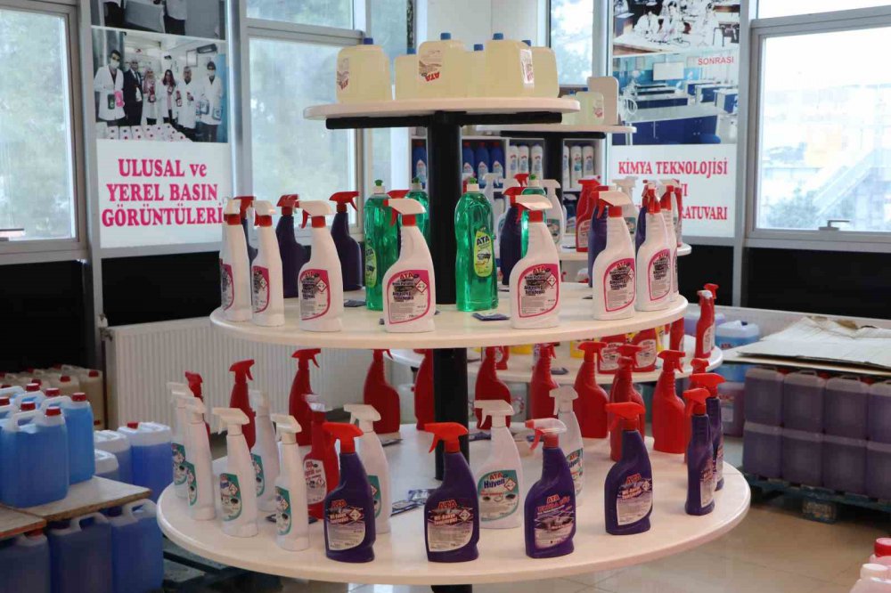 SAMSUN'DA ATAKUM MESLEKİ VE TEKNİK ANADOLU LİSESİ ÖĞRETMEN VE ÖĞRENCİLERİ, YOĞUN MESAİ HARCAYARAK ÜRETTİKLERİ 120 TON HİJYEN MALZEMESİNİ DEPREM BÖLGESİNE GÖNDERDİ