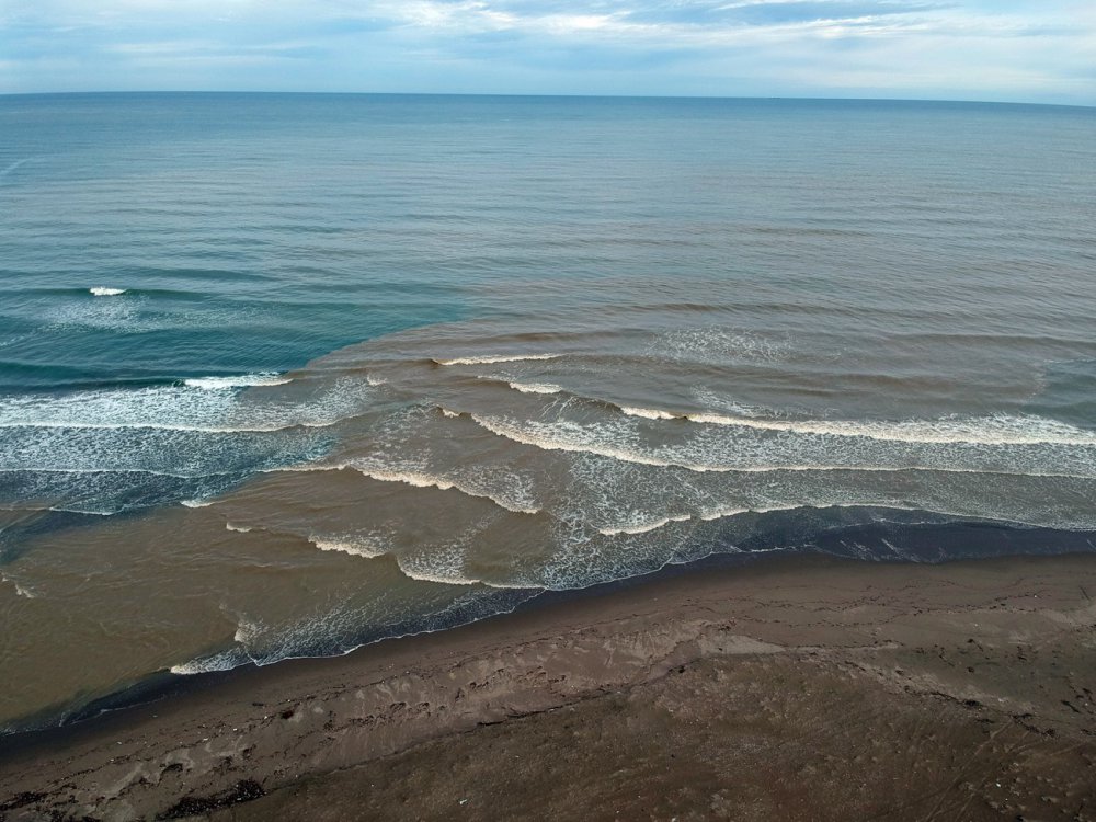 SİNOP'TA ÖNCEKİ HAFTA YAĞAN KAR, ERİYEREK DENİZE ÇAMUR OLARAK AKTI. DOĞASIYLA KENDİNE HAYRAN BIRAKAN AKLİMAN, MAVİLİĞİNİ KAHVERENGİYE BIRAKTI