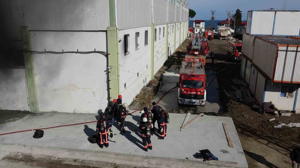 TRABZON'UN ARSİN İLÇESİNDE BUGÜN SABAH SAATLERİNDE BİR DEPODA ÇIKAN YANGIN VE SONRASINDA GÖKYÜZÜNÜ KAPLAYAN YOĞUN DUMAN PANİĞE NEDEN OLDU