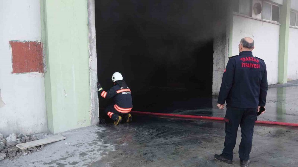 TRABZON'UN ARSİN İLÇESİNDE BUGÜN SABAH SAATLERİNDE BİR DEPODA ÇIKAN YANGIN VE SONRASINDA GÖKYÜZÜNÜ KAPLAYAN YOĞUN DUMAN PANİĞE NEDEN OLDU