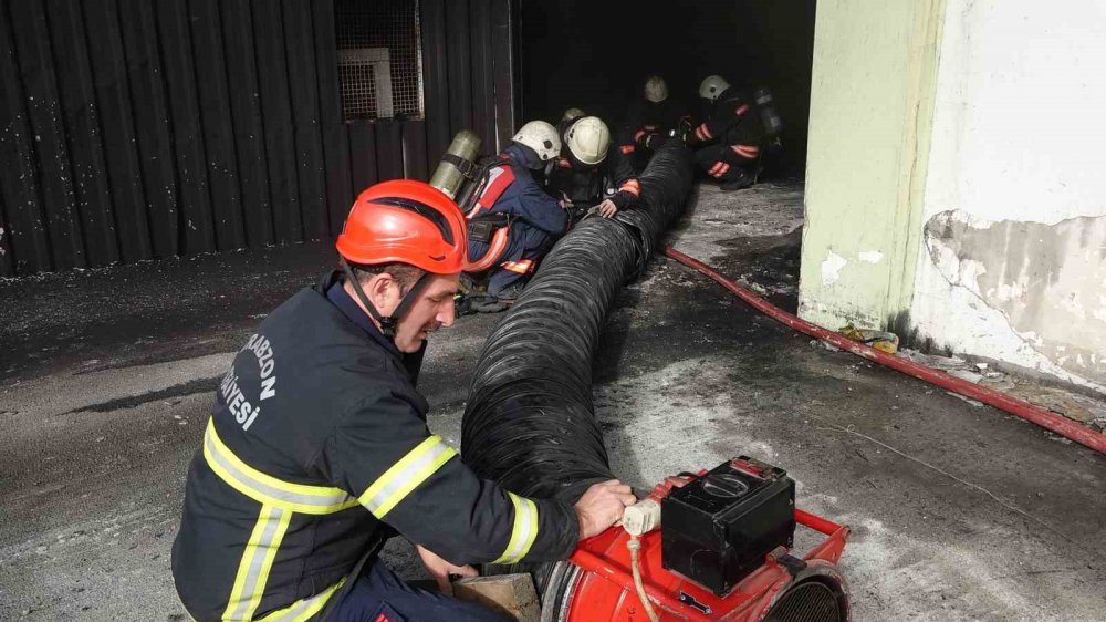 TRABZON'UN ARSİN İLÇESİNDE BUGÜN SABAH SAATLERİNDE BİR DEPODA ÇIKAN YANGIN VE SONRASINDA GÖKYÜZÜNÜ KAPLAYAN YOĞUN DUMAN PANİĞE NEDEN OLDU