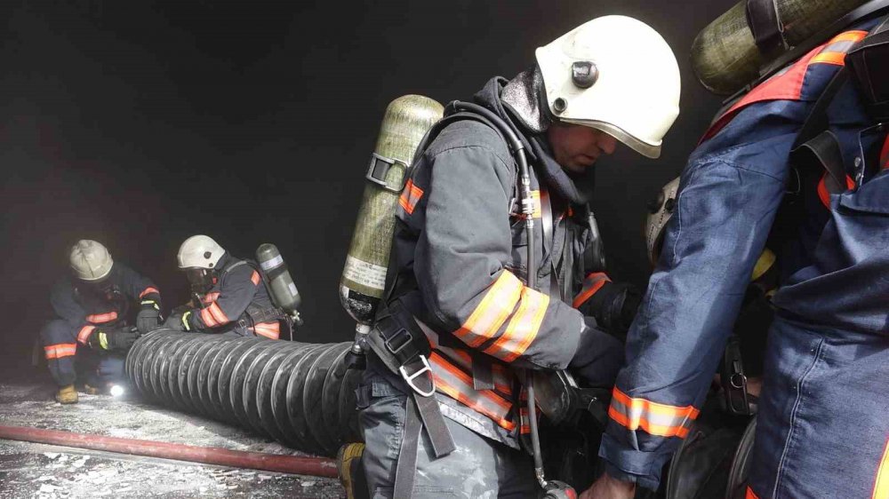 TRABZON'UN ARSİN İLÇESİNDE BUGÜN SABAH SAATLERİNDE BİR DEPODA ÇIKAN YANGIN VE SONRASINDA GÖKYÜZÜNÜ KAPLAYAN YOĞUN DUMAN PANİĞE NEDEN OLDU