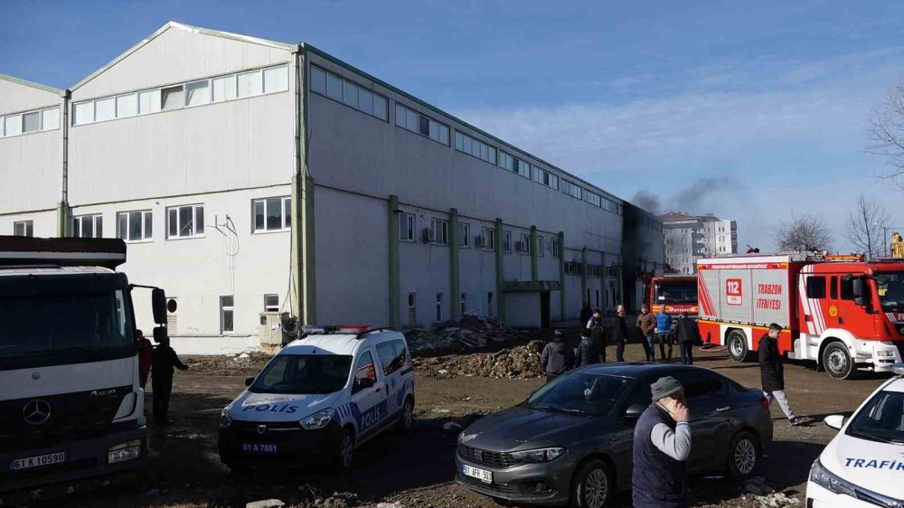 TRABZON'UN ARSİN İLÇESİNDE BUGÜN SABAH SAATLERİNDE BİR DEPODA ÇIKAN YANGIN VE SONRASINDA GÖKYÜZÜNÜ KAPLAYAN YOĞUN DUMAN PANİĞE NEDEN OLDU