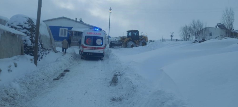 ERZURUM'UN HORASAN İLÇESİNDE KALP HASTASI KADIN, KAPALI OLAN YOL AÇILARAK HASTANEYE GETİRİLDİ