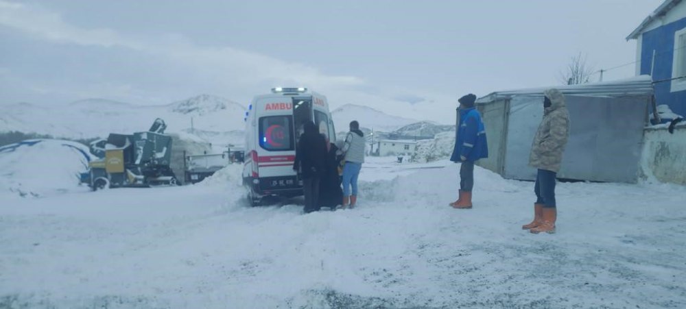 ERZURUM'UN HORASAN İLÇESİNDE KALP HASTASI KADIN, KAPALI OLAN YOL AÇILARAK HASTANEYE GETİRİLDİ