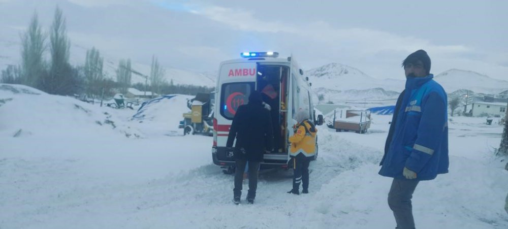 ERZURUM'UN HORASAN İLÇESİNDE KALP HASTASI KADIN, KAPALI OLAN YOL AÇILARAK HASTANEYE GETİRİLDİ