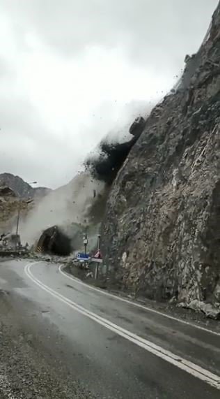 Artvin'de aralıksız devam eden sağanak yağışlar nedeniyle bir haftadır heyelanlar bitmek bilmiyor