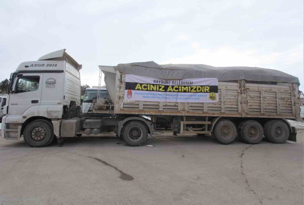 BAYBURT BELEDİYESİ TARAFINDAN DÜZENLENEN YARDIM KAMPANYASI , BAYBURT MESLEKİ VE TEKNİK ANADOLU LİSESİ'NİN ÜRETTİĞİ ÇADIR SOBALARI VATANDAŞLARIN BAĞIŞLADIĞI ODUN VE KÖMÜRLERİN YÜKLÜ OLDUĞU BİR TIR DEPREM BÖLGESİNE UĞURLANDI