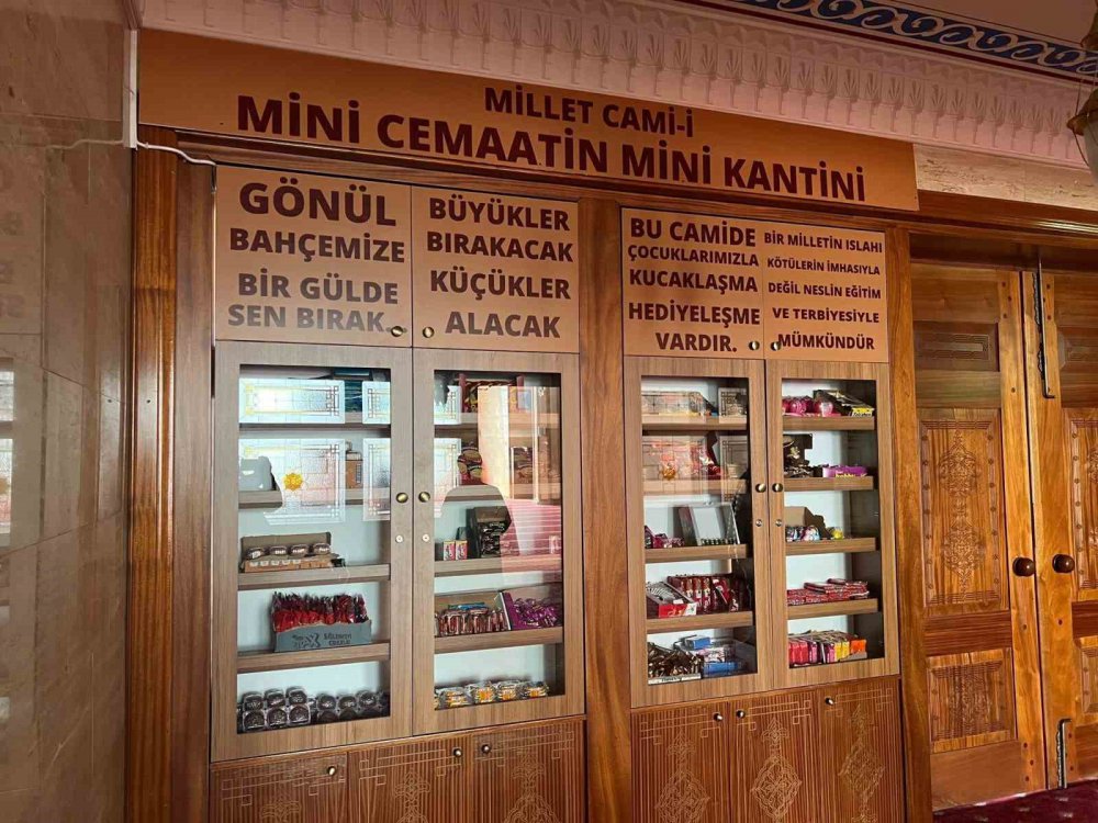 ERZURUM'DA MİLLET CAMİ İMAM HATİBİ VE MÜEZZİNİ, ÇOCUKLARIN CAMİYE ALIŞMALARI İÇİN PROJE BAŞLATTI. CAMİ GİRİŞİNDE AÇILAN KANTİNDE BULUNAN ATIŞTIRMALIKLAR, MİNİKLERE ÜCRETSİZ OLARAK İKRAM EDİLİYOR
