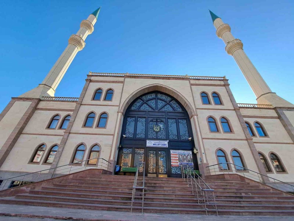 ERZURUM'DA MİLLET CAMİ İMAM HATİBİ VE MÜEZZİNİ, ÇOCUKLARIN CAMİYE ALIŞMALARI İÇİN PROJE BAŞLATTI. CAMİ GİRİŞİNDE AÇILAN KANTİNDE BULUNAN ATIŞTIRMALIKLAR, MİNİKLERE ÜCRETSİZ OLARAK İKRAM EDİLİYOR