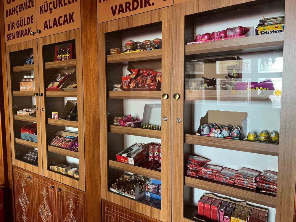 ERZURUM'DA MİLLET CAMİ İMAM HATİBİ VE MÜEZZİNİ, ÇOCUKLARIN CAMİYE ALIŞMALARI İÇİN PROJE BAŞLATTI. CAMİ GİRİŞİNDE AÇILAN KANTİNDE BULUNAN ATIŞTIRMALIKLAR, MİNİKLERE ÜCRETSİZ OLARAK İKRAM EDİLİYOR