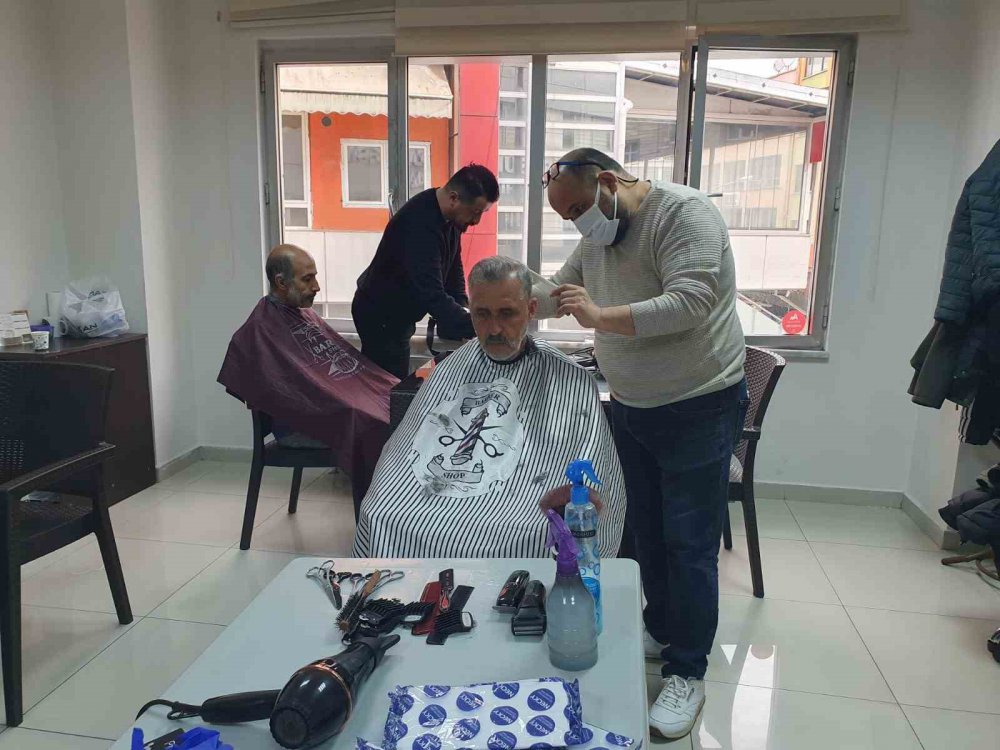 GİRESUN'DA GÖNÜLLÜ KADIN VE ERKEK KUAFÖRLERİ, ŞEHİRDE MİSAFİR EDİLEN DEPREMZEDELERİN SAÇ BAKIMLARINI ÜCRETSİZ BİR ŞEKİLDE YAPIYOR