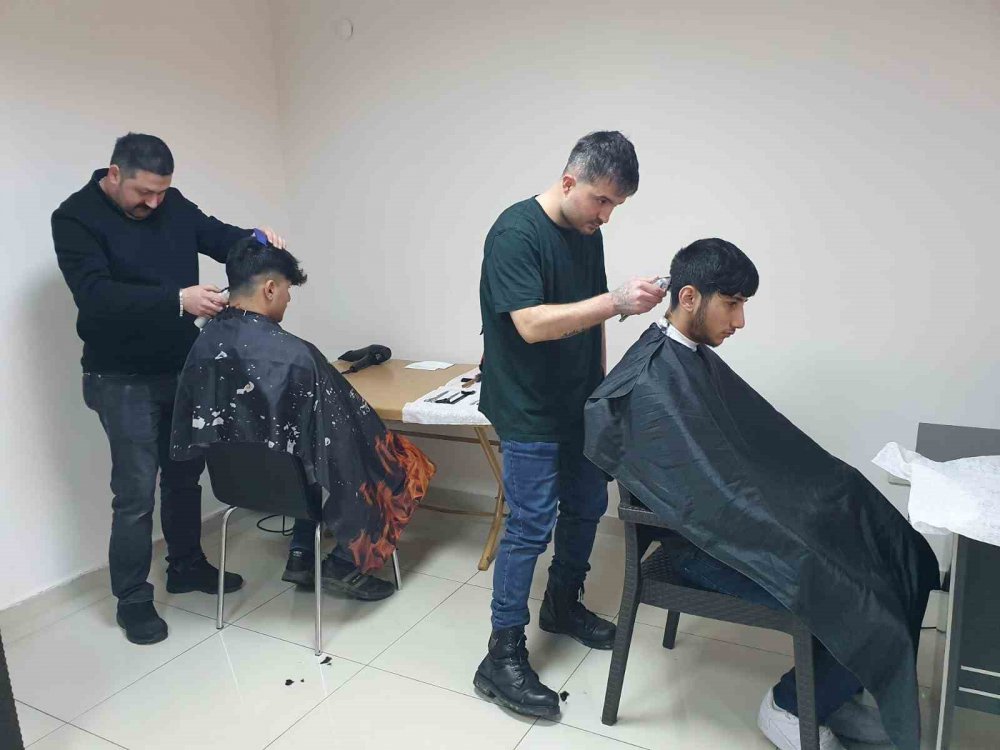 GİRESUN'DA GÖNÜLLÜ KADIN VE ERKEK KUAFÖRLERİ, ŞEHİRDE MİSAFİR EDİLEN DEPREMZEDELERİN SAÇ BAKIMLARINI ÜCRETSİZ BİR ŞEKİLDE YAPIYOR