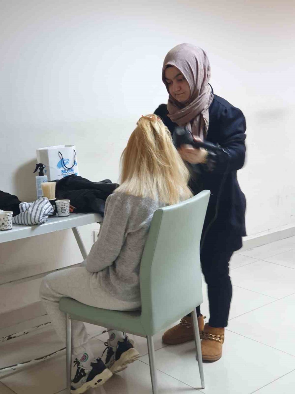 GİRESUN'DA GÖNÜLLÜ KADIN VE ERKEK KUAFÖRLERİ, ŞEHİRDE MİSAFİR EDİLEN DEPREMZEDELERİN SAÇ BAKIMLARINI ÜCRETSİZ BİR ŞEKİLDE YAPIYOR