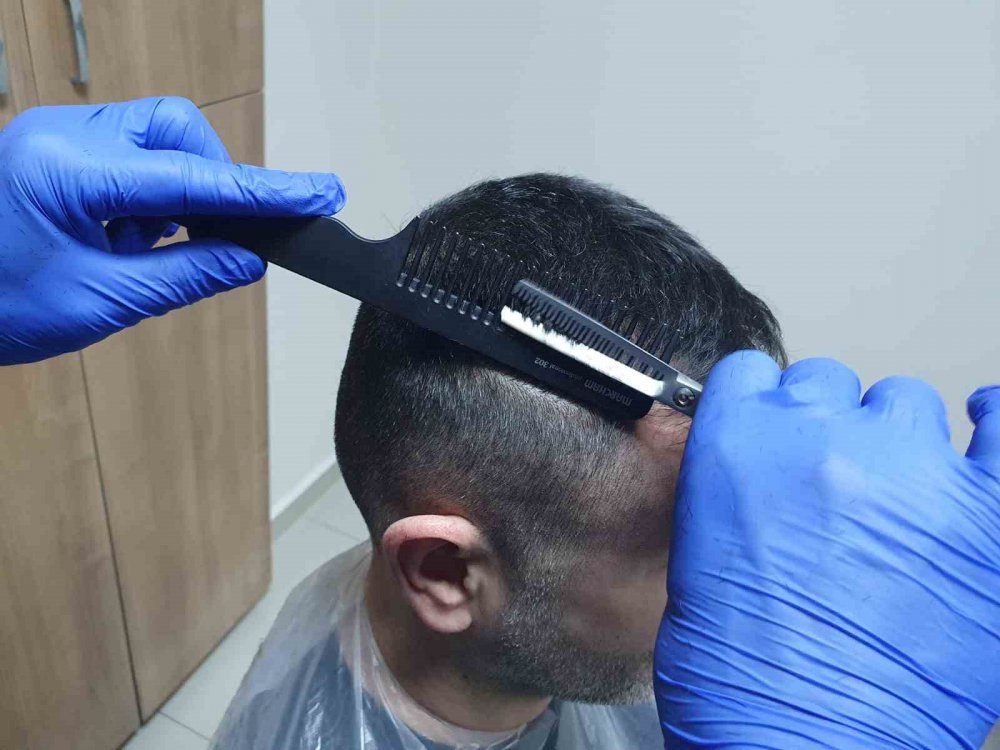 GİRESUN'DA GÖNÜLLÜ KADIN VE ERKEK KUAFÖRLERİ, ŞEHİRDE MİSAFİR EDİLEN DEPREMZEDELERİN SAÇ BAKIMLARINI ÜCRETSİZ BİR ŞEKİLDE YAPIYOR