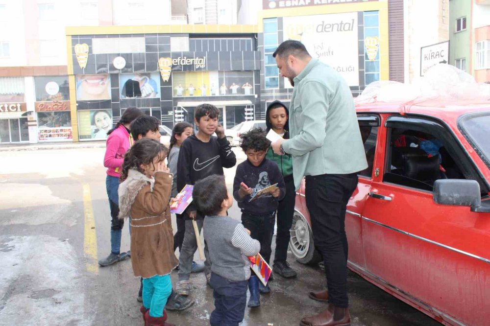 ORDU'NUN ÜNYE İLÇESİNDE YAŞAYAN GENÇ ADAM, GÖRDÜĞÜ RÜYANIN ETKİSİNDE KALARAK ARKADAŞLARIYLA BİRLİKTE HAZIRLADIĞI BİR ARAÇ DOLUSU OYUNCAĞI, 1985 MODEL OTOMOBİLİYLE 500 KİLOMETRE YOL KAT EDEREK DEPREMZEDE ÇOCUKLARA ULAŞTIRDI