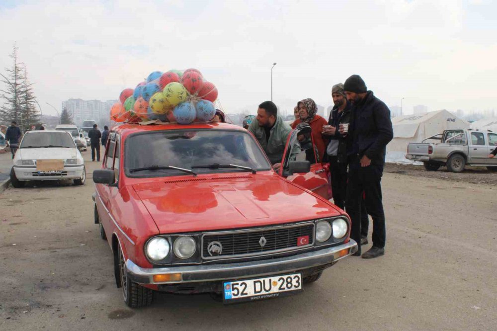 ORDU'NUN ÜNYE İLÇESİNDE YAŞAYAN GENÇ ADAM, GÖRDÜĞÜ RÜYANIN ETKİSİNDE KALARAK ARKADAŞLARIYLA BİRLİKTE HAZIRLADIĞI BİR ARAÇ DOLUSU OYUNCAĞI, 1985 MODEL OTOMOBİLİYLE 500 KİLOMETRE YOL KAT EDEREK DEPREMZEDE ÇOCUKLARA ULAŞTIRDI