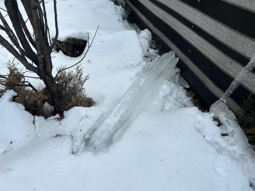ERZURUM'DA SOĞUK HAVA NEDENİYLE BİNALARIN ÇATILARINDA BUZ SARKITLARI OLUŞTU. BAZI YERLERDE İSE BUZ SARKITLARI 3 METREYE KADAR ULAŞTI. OLUŞAN BUZ SARKITLARI TEHLİKE ARZ EDİYOR