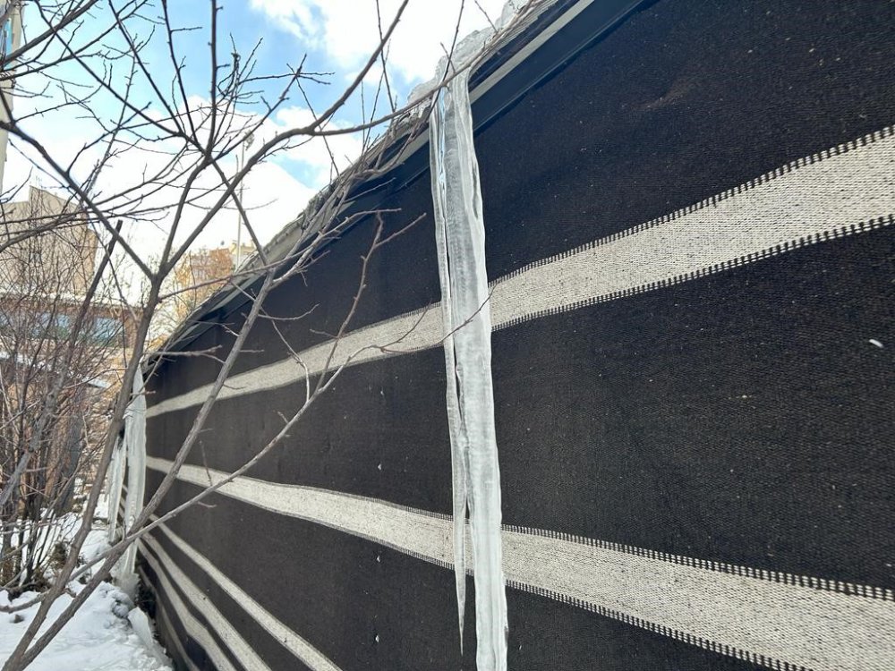 ERZURUM'DA SOĞUK HAVA NEDENİYLE BİNALARIN ÇATILARINDA BUZ SARKITLARI OLUŞTU. BAZI YERLERDE İSE BUZ SARKITLARI 3 METREYE KADAR ULAŞTI. OLUŞAN BUZ SARKITLARI TEHLİKE ARZ EDİYOR