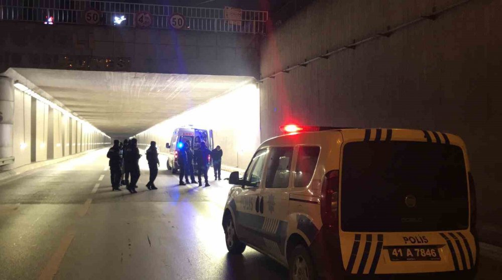 KOCAELİ'NİN DERİNCE İLÇESİNDE ÜZERİNDEN KİMLİK ÇIKMAYAN YAŞLI ADAM, KÖPRÜDEN TÜNELE DÜŞEREK HAYATINI KAYBETTİ