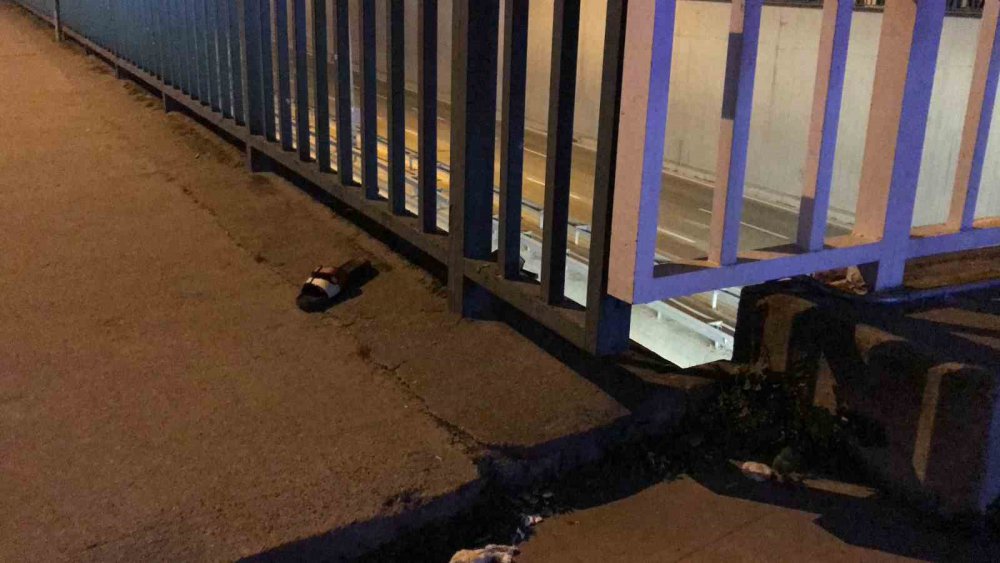 KOCAELİ'NİN DERİNCE İLÇESİNDE ÜZERİNDEN KİMLİK ÇIKMAYAN YAŞLI ADAM, KÖPRÜDEN TÜNELE DÜŞEREK HAYATINI KAYBETTİ