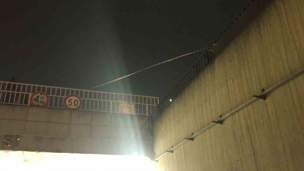 KOCAELİ'NİN DERİNCE İLÇESİNDE ÜZERİNDEN KİMLİK ÇIKMAYAN YAŞLI ADAM, KÖPRÜDEN TÜNELE DÜŞEREK HAYATINI KAYBETTİ