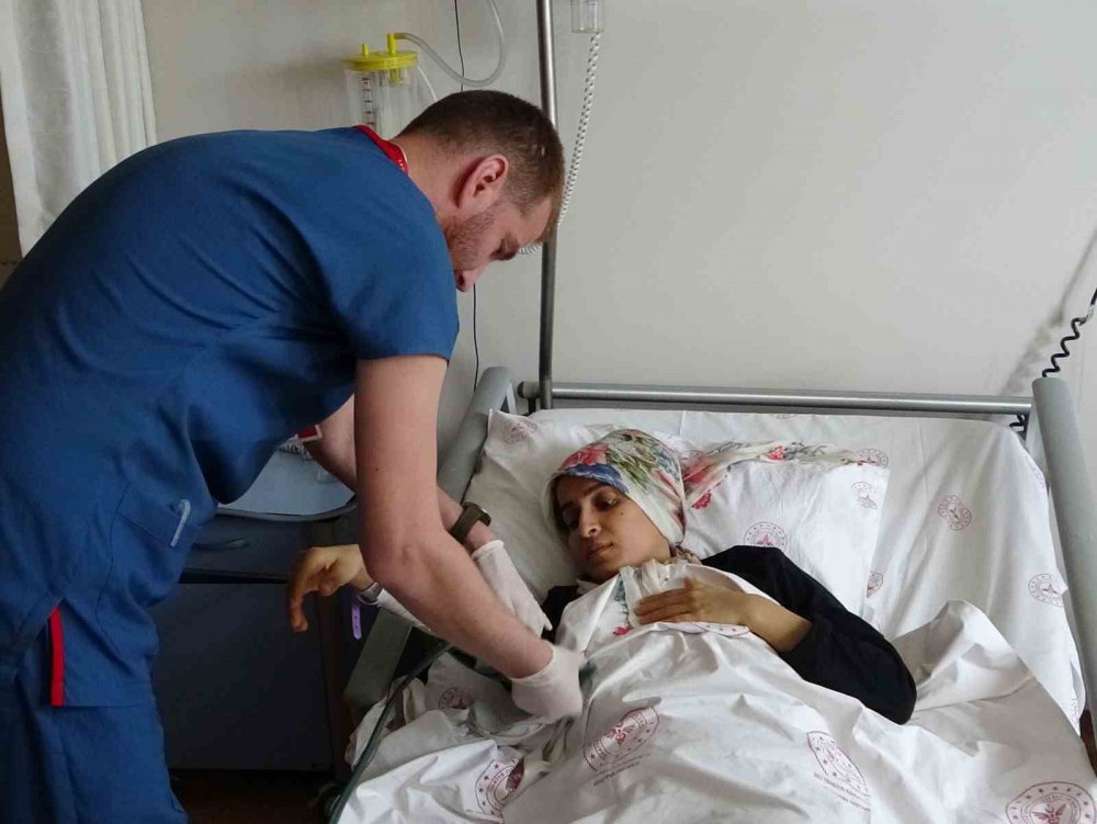 KAHRAMANMARAŞ MERKEZLİ DEPREME ADIYAMAN MERKEZİNDE BULUNAN EVLERİNDE YAKALANAN HANDAN FIRAT, DEPREM ANINDA ANNESİNİN "MERDİVENE GİTME, BANA DOĞRU GEL" DEMESİ ÜZERİNE ANNESİNE DOĞRU GİDİP SARILINCA ÖLÜMDEN KURTULDU