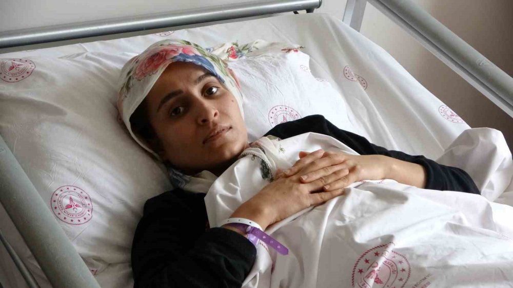 KAHRAMANMARAŞ MERKEZLİ DEPREME ADIYAMAN MERKEZİNDE BULUNAN EVLERİNDE YAKALANAN HANDAN FIRAT, DEPREM ANINDA ANNESİNİN "MERDİVENE GİTME, BANA DOĞRU GEL" DEMESİ ÜZERİNE ANNESİNE DOĞRU GİDİP SARILINCA ÖLÜMDEN KURTULDU
