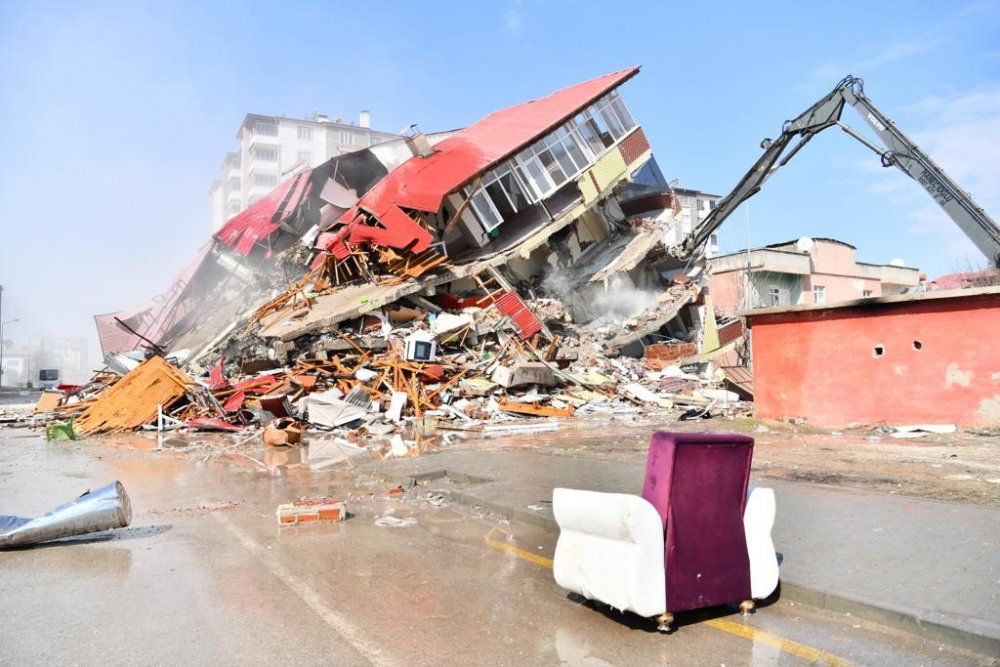 TRABZON BÜYÜKŞEHİR BELEDİYE BAŞKANI MURAT ZORLUOĞLU, DEPREMİN HEMEN ARDINDAN BÖLGE KOORDİNATÖRÜ OLARAK GÖREVLENDİRİLDİĞİ KAHRAMANMARAŞ'TA 20 GÜNDÜR ETKİN ÇALIŞMA YÜRÜTÜYOR