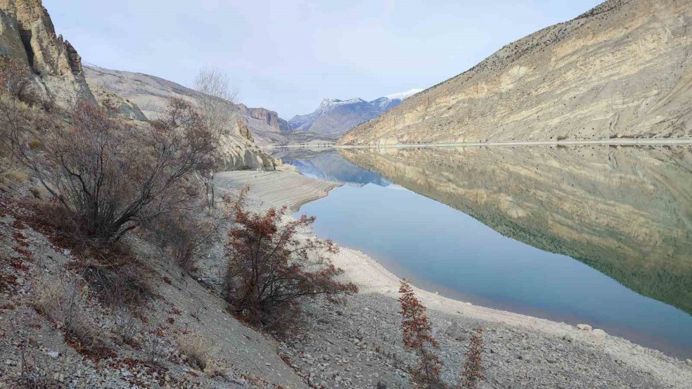 ERZURUM'UN UZUNDERE İLÇESİNDE, 1800'LÜ YILLARDA HEYELAN SONUCU OLUŞAN TORTUM GÖLÜ'NDE SU SEVİYESİ 20 METREDEN FAZLA ÇEKİLEREK SON 10 YILIN EN DÜŞÜK SEVİYESİNİ GÖRDÜ