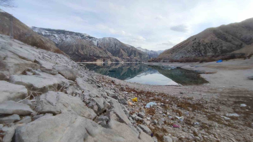 ERZURUM'UN UZUNDERE İLÇESİNDE, 1800'LÜ YILLARDA HEYELAN SONUCU OLUŞAN TORTUM GÖLÜ'NDE SU SEVİYESİ 20 METREDEN FAZLA ÇEKİLEREK SON 10 YILIN EN DÜŞÜK SEVİYESİNİ GÖRDÜ