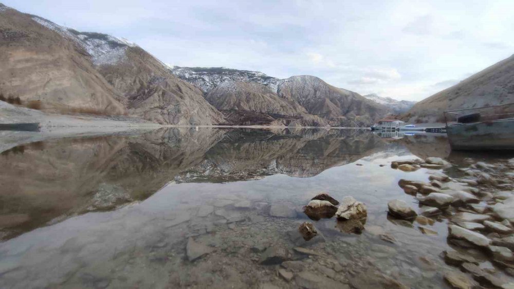 ERZURUM'UN UZUNDERE İLÇESİNDE, 1800'LÜ YILLARDA HEYELAN SONUCU OLUŞAN TORTUM GÖLÜ'NDE SU SEVİYESİ 20 METREDEN FAZLA ÇEKİLEREK SON 10 YILIN EN DÜŞÜK SEVİYESİNİ GÖRDÜ