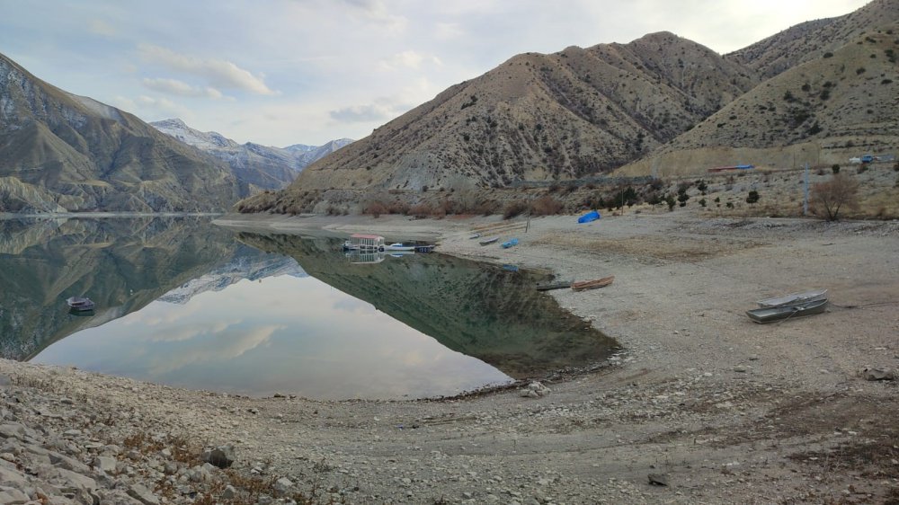 ERZURUM'UN UZUNDERE İLÇESİNDE, 1800'LÜ YILLARDA HEYELAN SONUCU OLUŞAN TORTUM GÖLÜ'NDE SU SEVİYESİ 20 METREDEN FAZLA ÇEKİLEREK SON 10 YILIN EN DÜŞÜK SEVİYESİNİ GÖRDÜ