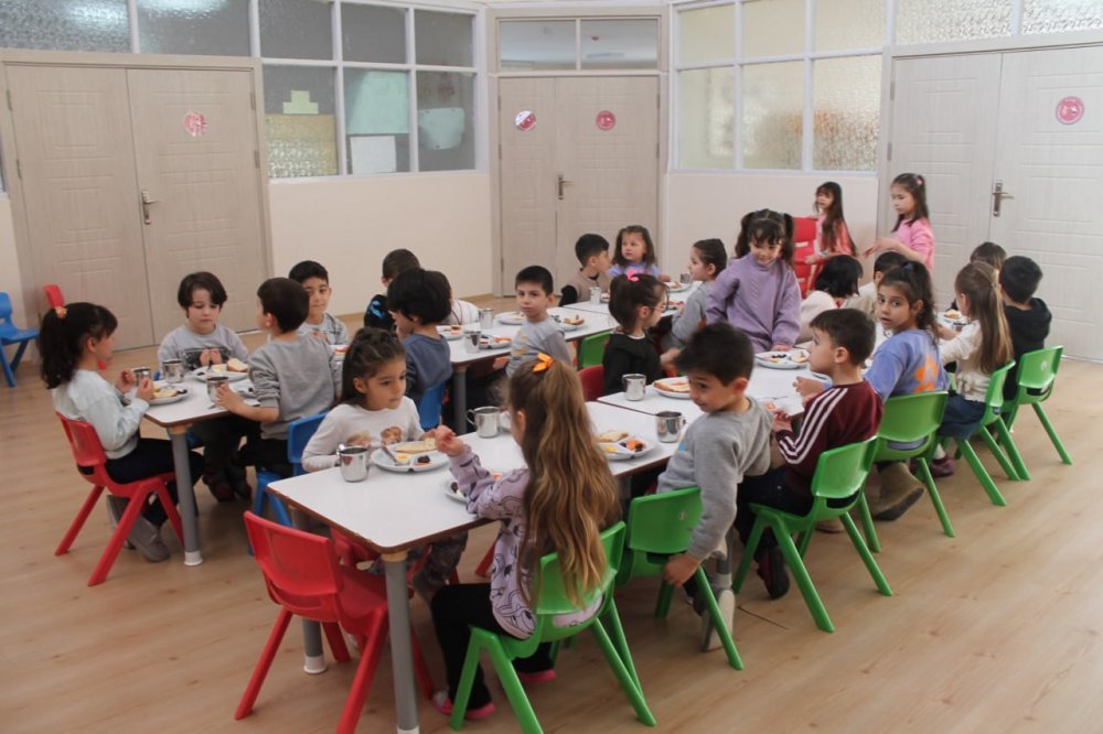 MİNİKLER ÜCRETSİZ YEMEKLE BULUŞTU. DAHA ÖNCE SADECE ORTAOKUL VE LİSE ÖĞRENCİLERİNİN FAYDALANABİLDİĞİ ÜCRETSİZ YEMEK UYGULAMASINDA, ANA SINIFLI, ANA OKULLU MİNİKLER DE UNUTULMADI