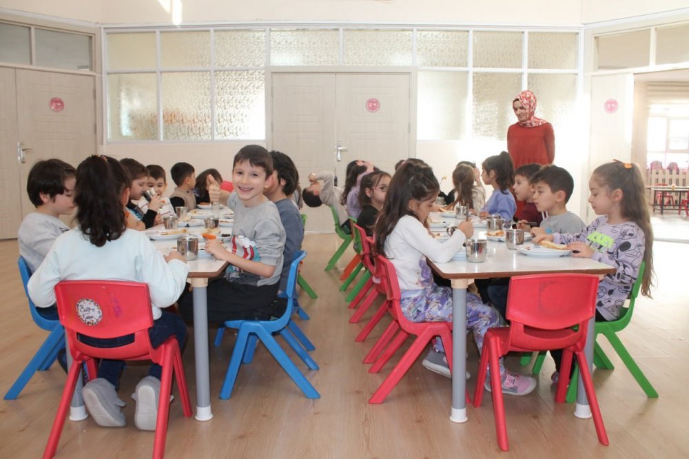 MİNİKLER ÜCRETSİZ YEMEKLE BULUŞTU. DAHA ÖNCE SADECE ORTAOKUL VE LİSE ÖĞRENCİLERİNİN FAYDALANABİLDİĞİ ÜCRETSİZ YEMEK UYGULAMASINDA, ANA SINIFLI, ANA OKULLU MİNİKLER DE UNUTULMADI