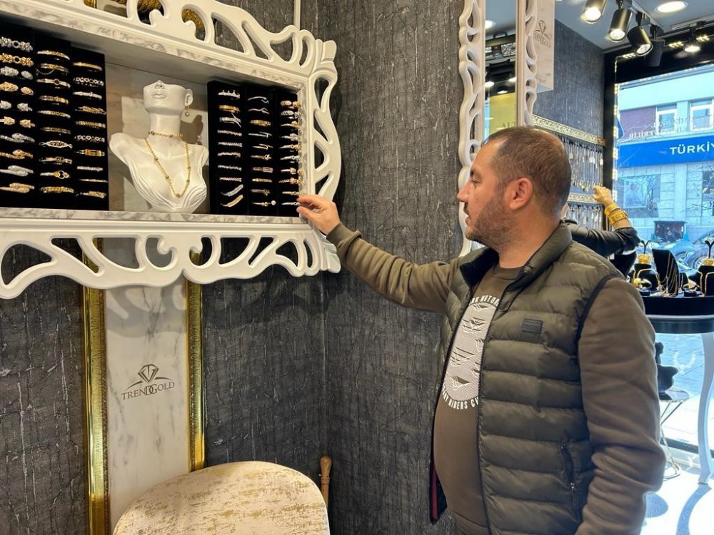 ERZURUM'DA BİR TAKI DÜKKANINA GİREN 2 KADIN, GERÇEK SANDIKLARI İMİTASYON BİLEZİĞİ ÇALDI. DÜKKAN SAHİBİ CİHAT KÜÇÜK İSE "BÖYLE BİR İHTİYACI VARSA GELSİN BİR YILLIK TAKI İHTİYACINI KARŞILAYACAĞIM" DEDİ