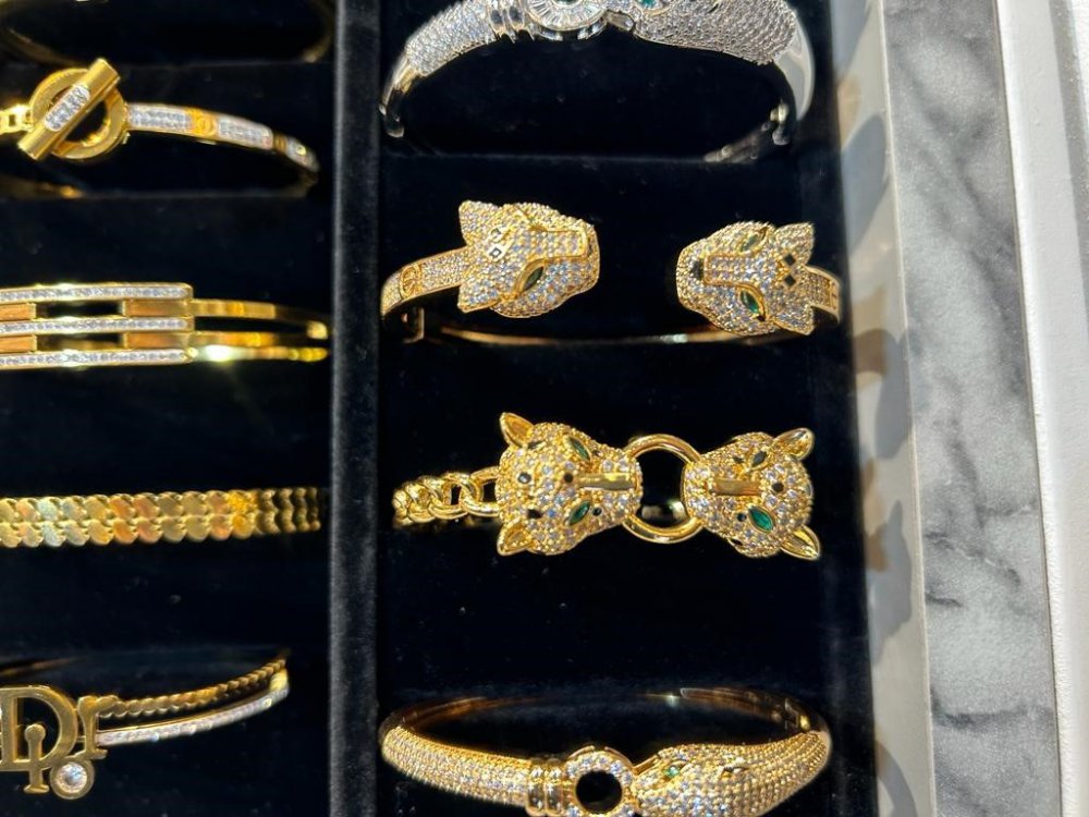 ERZURUM'DA BİR TAKI DÜKKANINA GİREN 2 KADIN, GERÇEK SANDIKLARI İMİTASYON BİLEZİĞİ ÇALDI. DÜKKAN SAHİBİ CİHAT KÜÇÜK İSE "BÖYLE BİR İHTİYACI VARSA GELSİN BİR YILLIK TAKI İHTİYACINI KARŞILAYACAĞIM" DEDİ