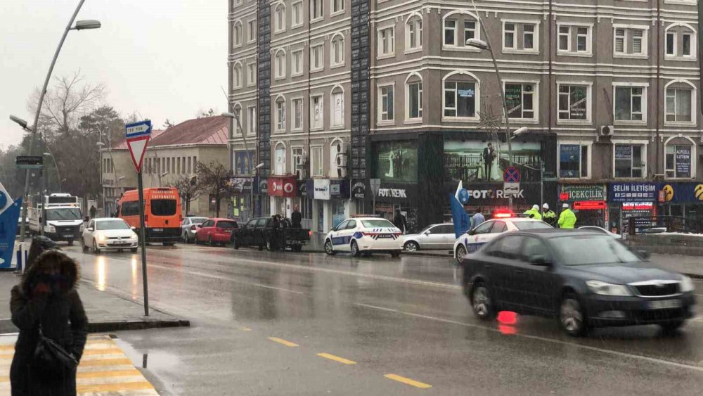 KIŞ MEVSİMİNDE BEKLENEN YAĞIŞIN OLMAMASI KURAKLIK KONUSUNDA ENDİŞELERE SEBEP OLURKEN, ERZURUM'DA MART AYI İLE BİRLİKTE YAĞAN KAR VATANDAŞLARI SEVİNDİRDİ