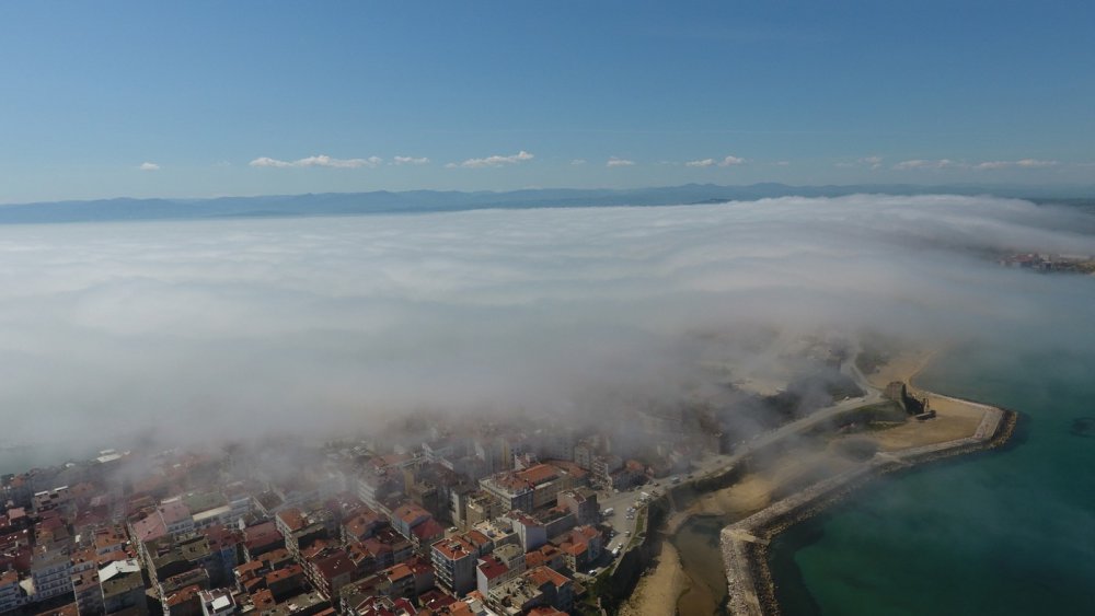 SİNOP’U SİS YUTTU. HAVA SICAKLIĞININ GÜN İÇİNDE ANİ İNİŞ ÇIKIŞ GÖSTERDİĞİ SİNOP ŞEHİR MERKEZİNDE, ÖĞLE SAATLERİNDE BAZI BÖLGELERİNDE SİS ETKİLİ OLDU