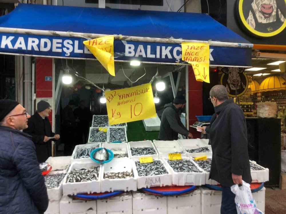 HAMSİ SEZONUNDA SONA YAKLAŞILIRKEN, RİZELİ BALIKÇILARIN AĞLARINDA HAMSİ BOLLUĞU YAŞANIYOR. GEÇTİĞİMİZ GÜNLERDE 20 TL'YE KADAR DÜŞEN HAMSİNİN KİLOGRAM FİYATI BUGÜN İTİBARİYLE RİZE'NİN PAZAR İLÇESİNDE 10 TL'YE KADAR DÜŞTÜ