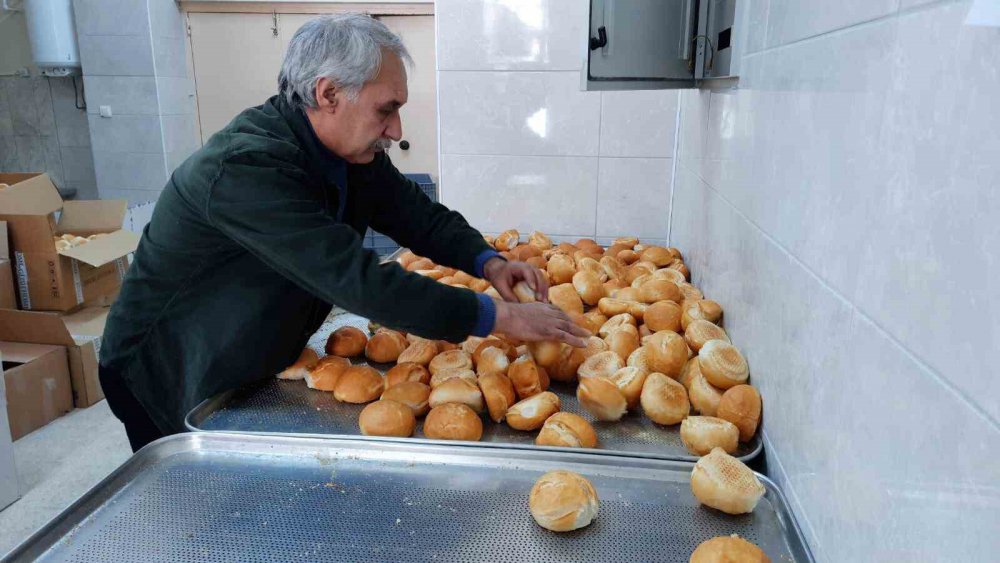 MİLLİ EĞİTİM BAKANLIĞININ "81 İLDE 100 EKMEK FIRINI" PROJESİYLE BAYBURT MESLEKİ VE TEKNİK ANADOLU LİSESİNE KAZANDIRILAN FIRIN ATÖLYESİ, DEPREMİN ARDINDAN TAŞIMALI EĞİTİME YÖNELİK EKMEK ÜRETİMİNİ SÜRDÜRÜYOR