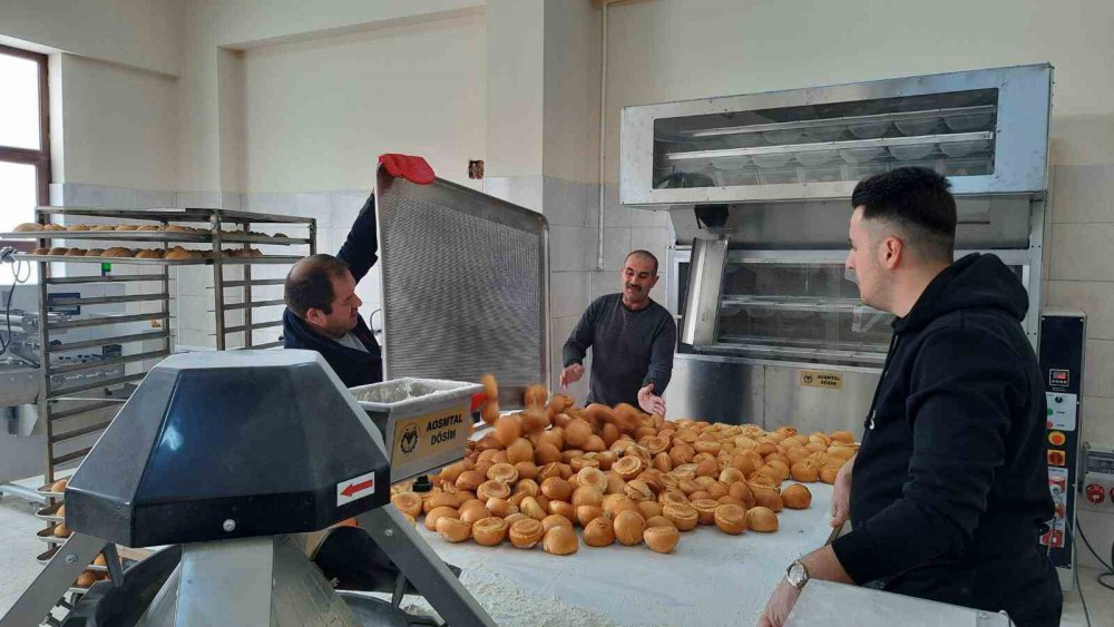 MİLLİ EĞİTİM BAKANLIĞININ "81 İLDE 100 EKMEK FIRINI" PROJESİYLE BAYBURT MESLEKİ VE TEKNİK ANADOLU LİSESİNE KAZANDIRILAN FIRIN ATÖLYESİ, DEPREMİN ARDINDAN TAŞIMALI EĞİTİME YÖNELİK EKMEK ÜRETİMİNİ SÜRDÜRÜYOR