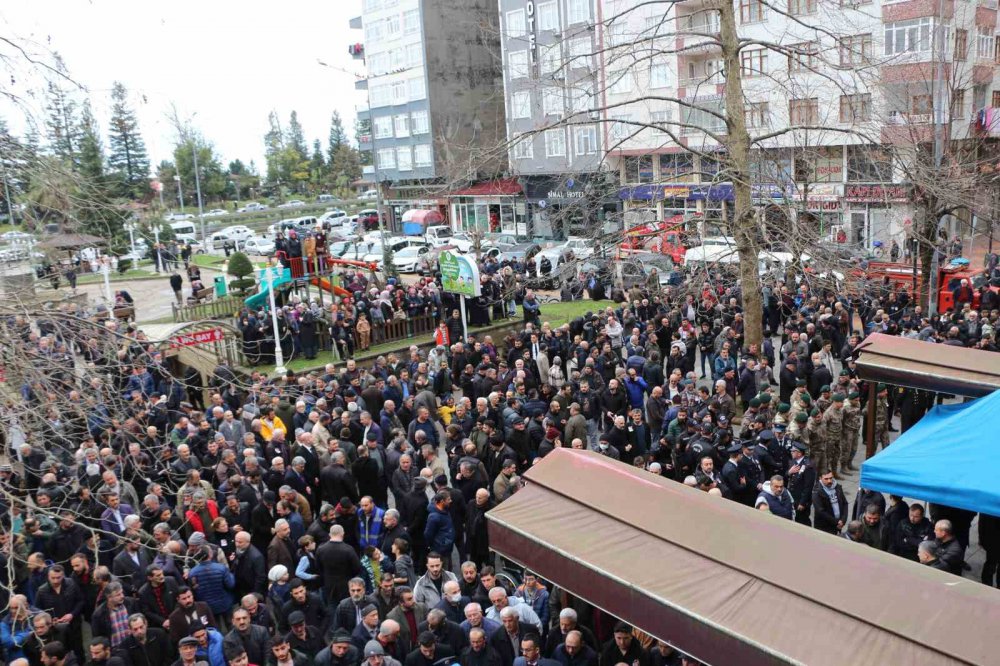 HATAY'DA DEVRİLEN DUVAR VE AĞACIN ALTINDA KALARAK KALDIRILDIĞI HASTANEDE ŞEHİT DÜŞEN POLİS MEMURU MUHAMMET TARAKÇI , RİZE'DE SON YOLCULUĞUNA UĞURLANDI